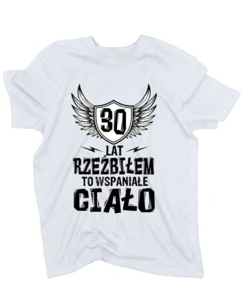 biała koszulka na urodziny z liczbą 30 oznaczającą wiek i napisem '30 lat rzeźbiłem to wspaniałe ciało' zaprezentowana na płasko