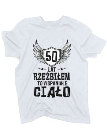 biała koszulka na urodziny z liczbą 50 oznaczającą wiek i napisem '50 lat rzeźbiłem to wspaniałe ciało' zaprezentowana na płasko