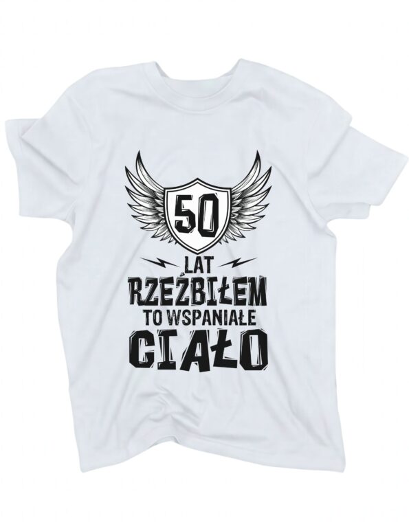 biała koszulka na urodziny z liczbą 50 oznaczającą wiek i napisem '50 lat rzeźbiłem to wspaniałe ciało' zaprezentowana na płasko