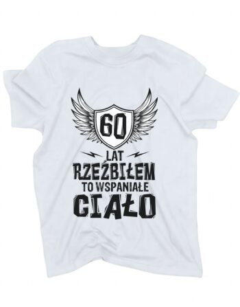 biała koszulka na urodziny z liczbą 60 oznaczającą wiek i napisem '60 lat rzeźbiłem to wspaniałe ciało' zaprezentowana na płasko