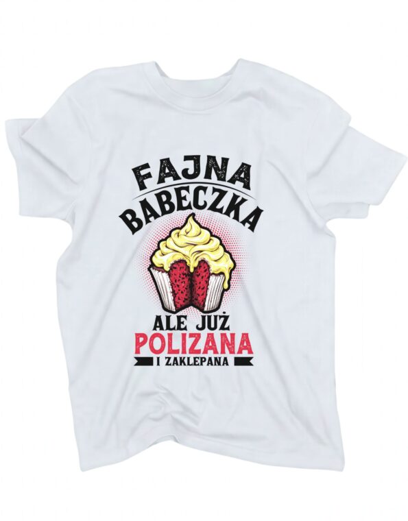 biała koszulka dla dziewczyny z grafiką stylizowaną na babeczkę z bitą śmietaną i z napisem 'Fajna babeczka ale już polizana i zaklepana' zaprezentowana na płasko