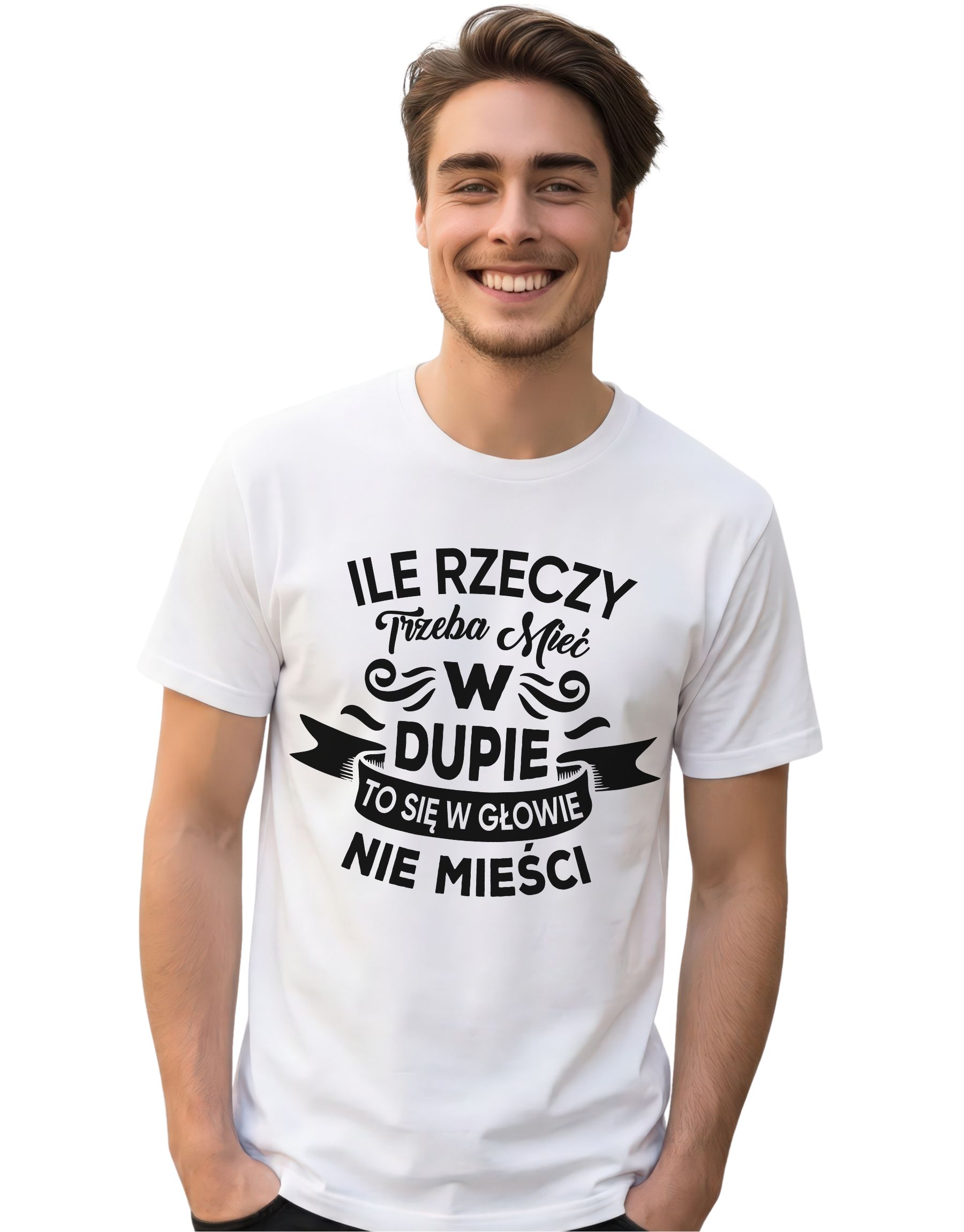 koszulka-ile-rzeczy-trzeba-mieć-w-dupie-biala-meska biała koszulka z napisem 'Ile rzeczy trzeba mieć w dupie to się w głowie nie mieści' zaprezentowana na modelu