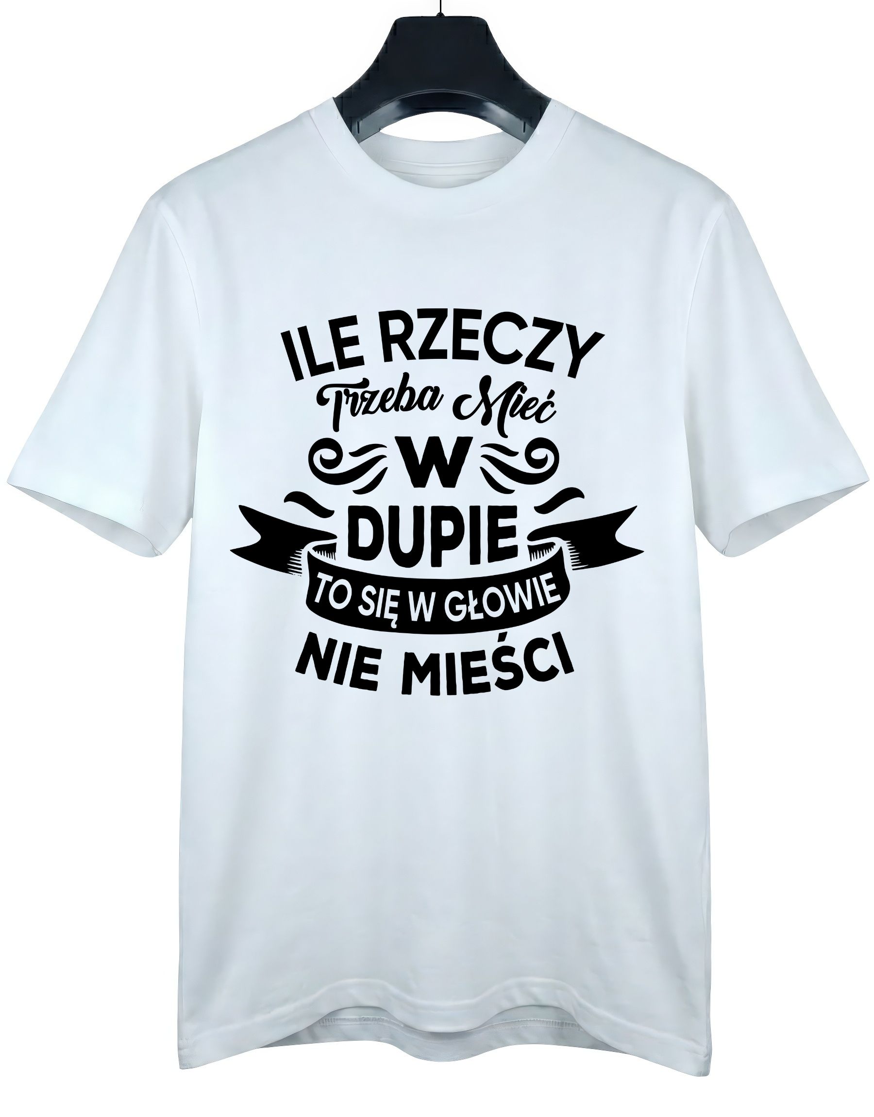 koszulka-ile-rzeczy-trzeba-mieć-w-dupie-biala-wieszak biała koszulka z napisem 'Ile rzeczy trzeba mieć w dupie to się w głowie nie mieści' zaprezentowana na wieszaku