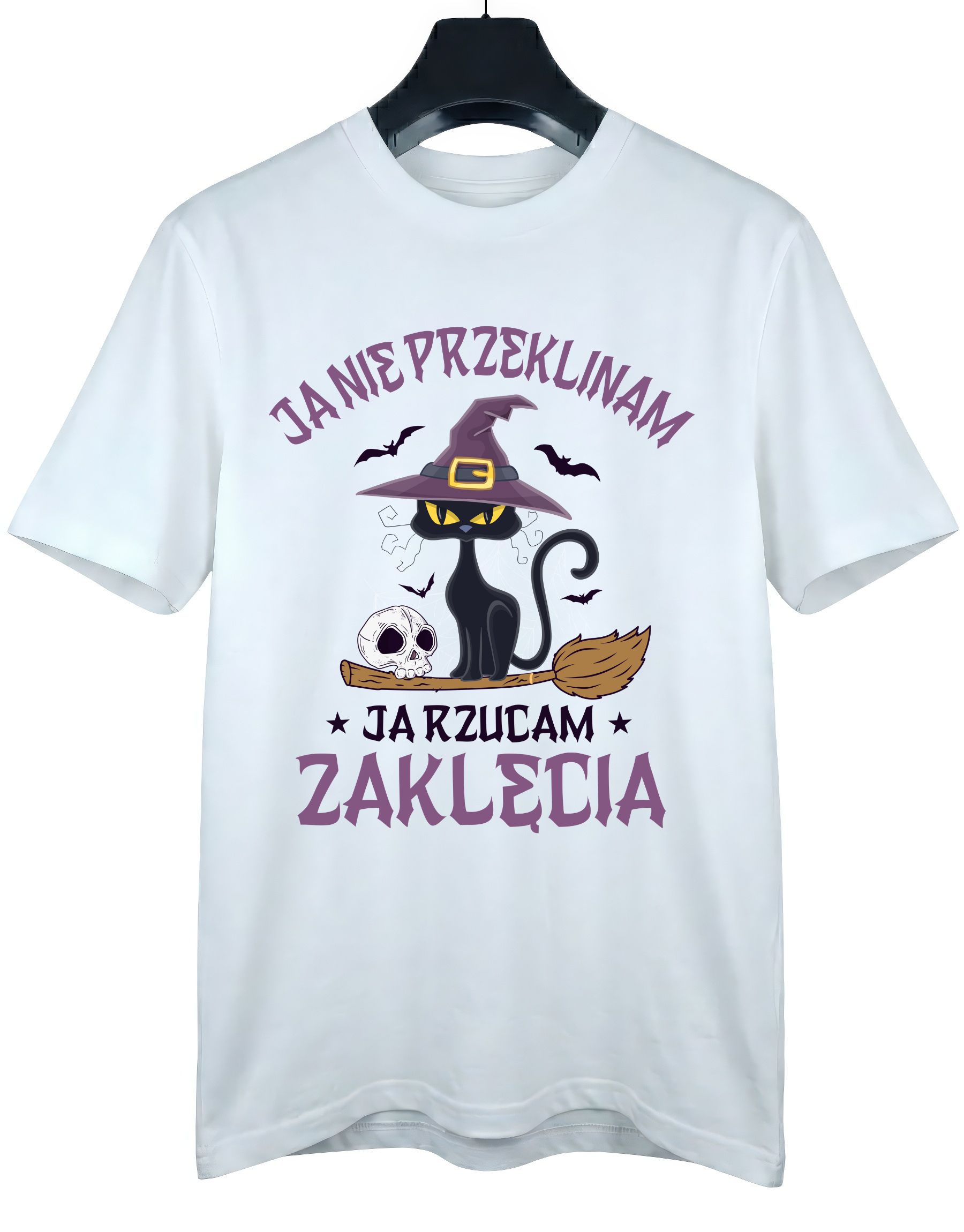 koszulka-ja-nie-przeklinam-biala-na-wieszaku biała koszulka damska z napisem 'Ja nie przeklinam ja rzucam zaklęcia' zaprezentowana na wieszaku