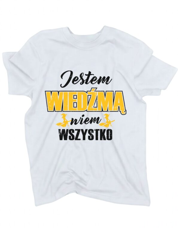 biała koszulka z napisem 'Jestem wiedźmą wiem wszystko' zaprezentowana na płasko