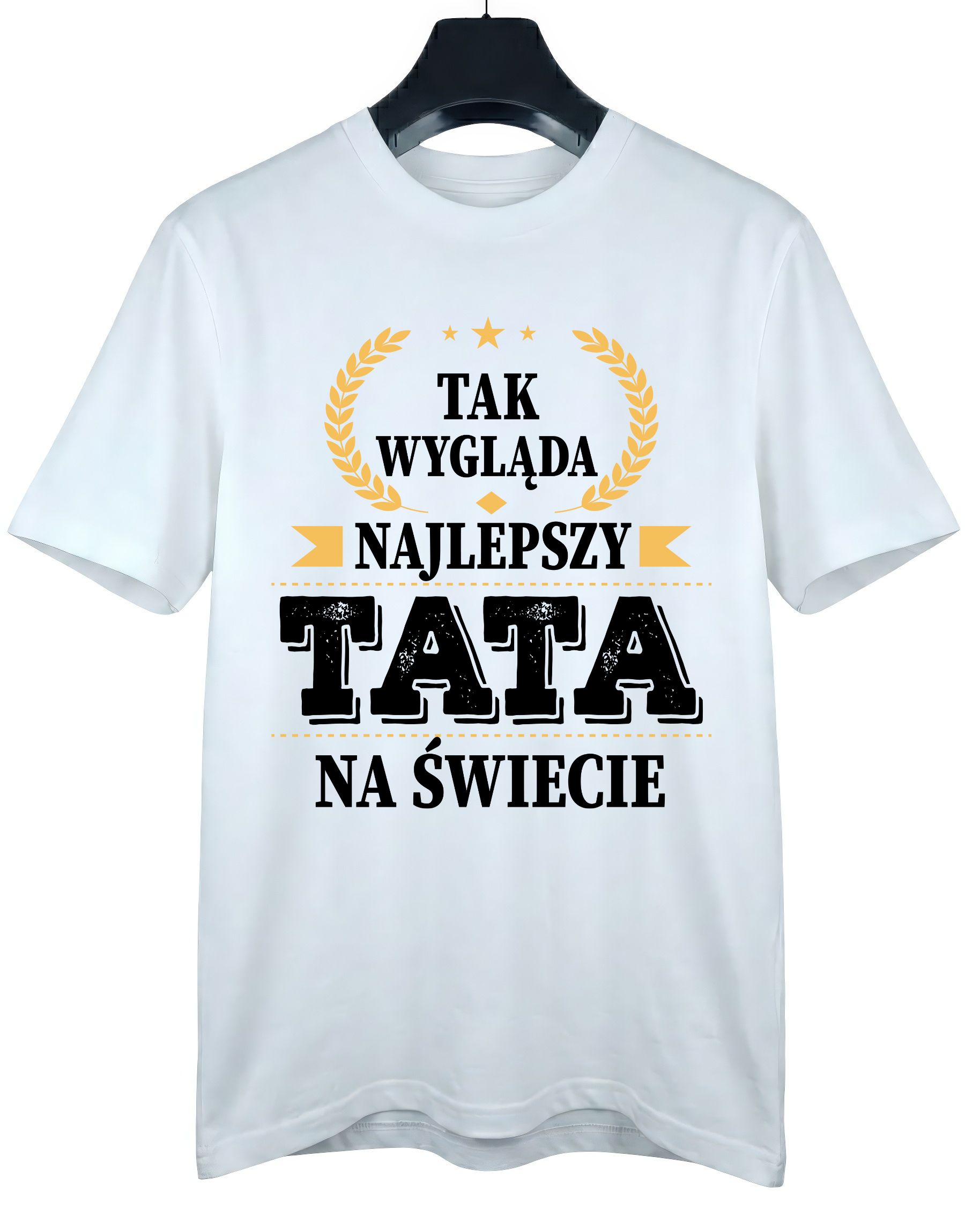 koszulka-najlepszy-tata-biala-wieszak biała koszulka dla taty z napisem 'Tak wygląda najlepszy tata na świecie' zaprezentowana na wieszaku