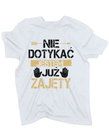 biała koszulka chłopaka z napisem 'Nie dotykać jestem już zajęty' zaprezentowana na płasko