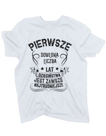 biała koszulka na urodziny z miejscem na liczbę oznaczającą wiek i napisem 'Pierwsze x lat dzieciństwa jest zawsze najtrudniejsze' zaprezentowana na płasko