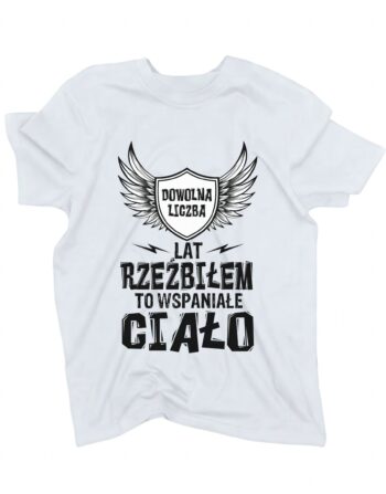 biała koszulka na urodziny z miejscem na liczbę oznaczającą wiek i napisem 'x lat rzeźbiłem to wspaniałe ciało' zaprezentowana na płasko