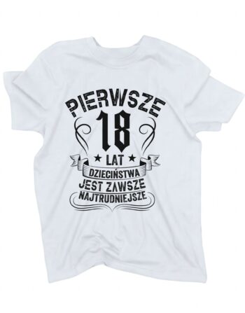 biała koszulka na urodziny z liczbą 18 oznaczającą wiek i napisem 'Pierwsze 18 lat dzieciństwa jest zawsze najtrudniejsze' zaprezentowana na płasko