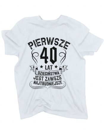 biała koszulka na urodziny z liczbą 40 oznaczającą wiek i napisem 'Pierwsze 40 lat dzieciństwa jest zawsze najtrudniejsze' zaprezentowana na płasko