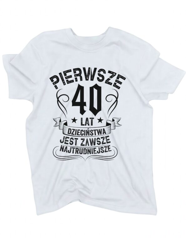 biała koszulka na urodziny z liczbą 40 oznaczającą wiek i napisem 'Pierwsze 40 lat dzieciństwa jest zawsze najtrudniejsze' zaprezentowana na płasko