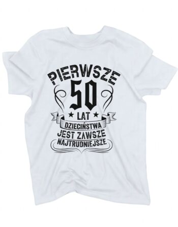 biała koszulka na urodziny z liczbą 50 oznaczającą wiek i napisem 'Pierwsze 50 lat dzieciństwa jest zawsze najtrudniejsze' zaprezentowana na płasko