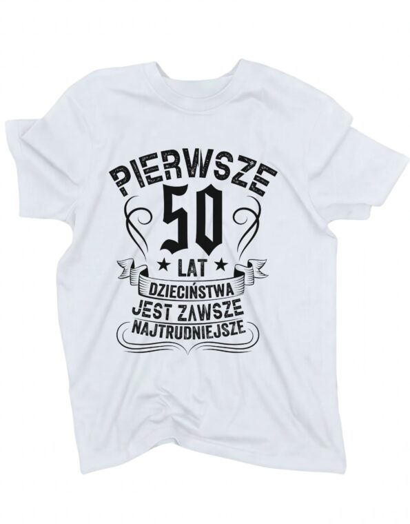 biała koszulka na urodziny z liczbą 50 oznaczającą wiek i napisem 'Pierwsze 50 lat dzieciństwa jest zawsze najtrudniejsze' zaprezentowana na płasko