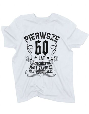 biała koszulka na urodziny z liczbą 60 oznaczającą wiek i napisem 'Pierwsze 60 lat dzieciństwa jest zawsze najtrudniejsze' zaprezentowana na płasko