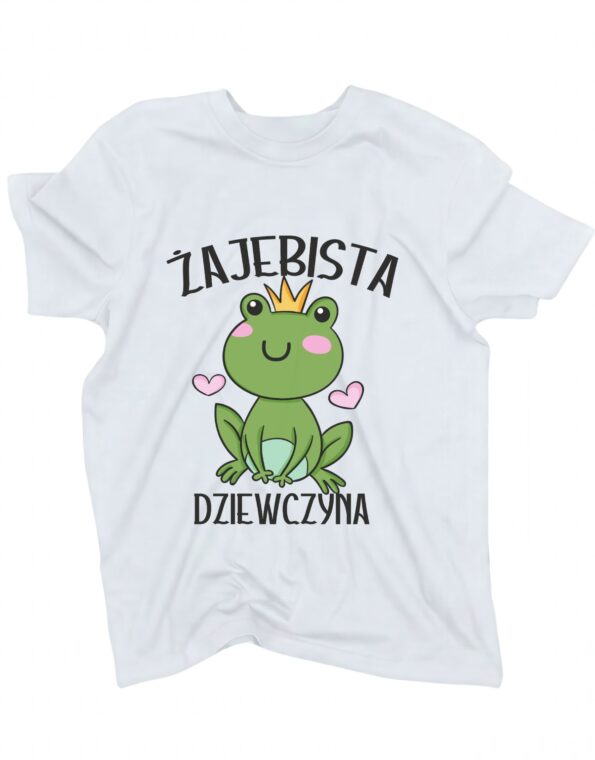 biała koszulka dla dziewczyny z grafiką zielonej żabki w złotej koronie i z napisem 'Żajebista dziewczyna' zaprezentowana na płasko