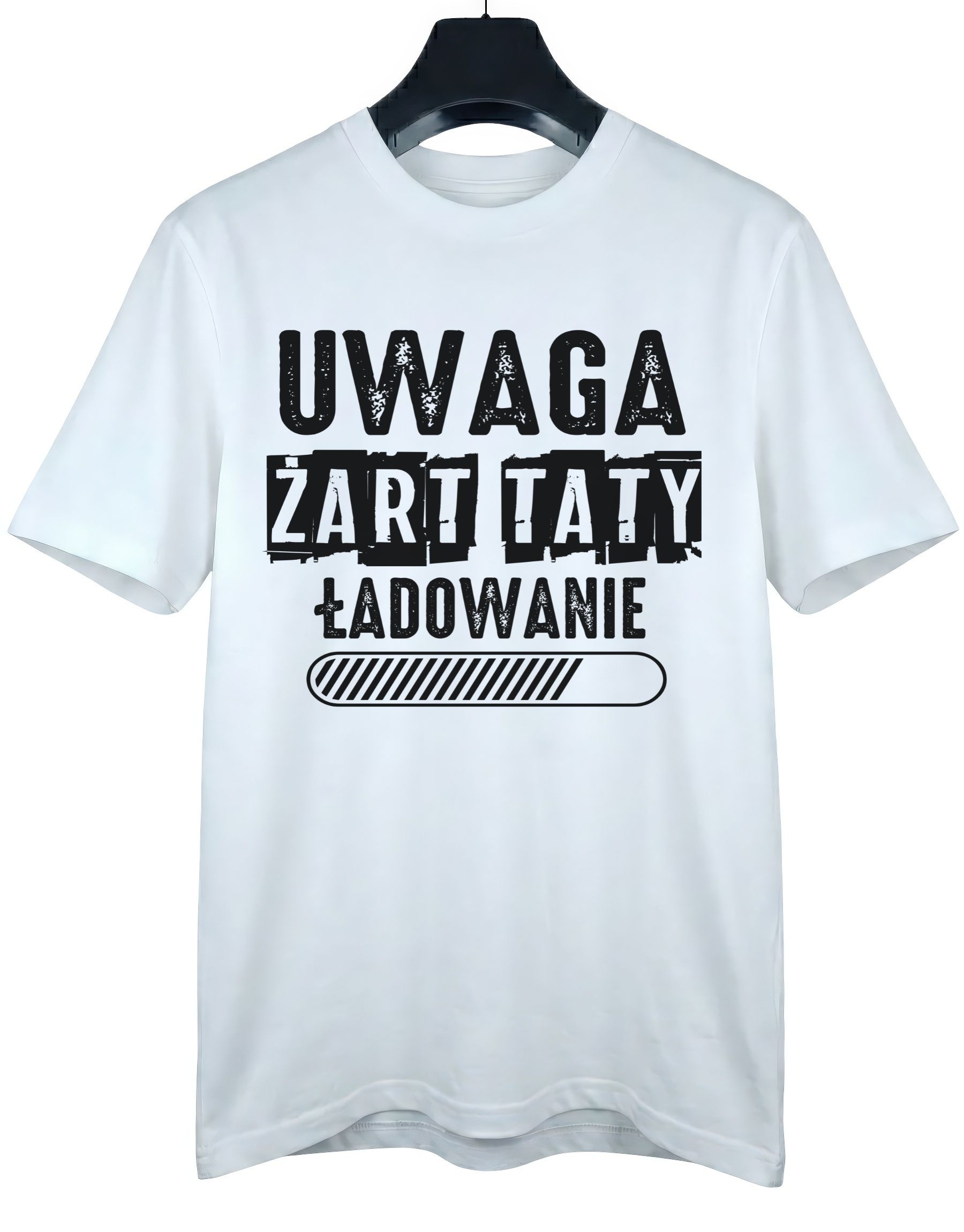 koszulka-zart-taty-ladowanie-biala-wieszak biała koszulka dla taty z grafiką stylizowaną na pasek ładowania i z napisem 'Uwaga żart taty ładowanie' zaprezentowana na wieszaku