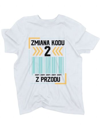 biała koszulka urodzinowa na 20 urodziny z grafiką przedstawiającą kod kreskowy i z napisem 'zmiana kodu 2 z przodu' zaprezentowana na płasko