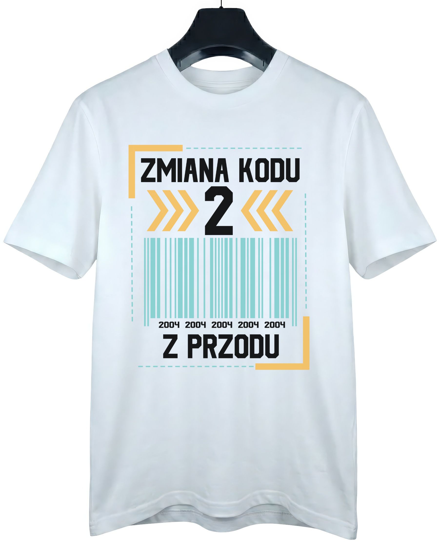 tshirt-zmiana-kodu-2-biala-wieszak biała koszulka urodzinowa na 20 urodziny z grafiką przedstawiającą kod kreskowy i z napisem 'zmiana kodu 2 z przodu' zaprezentowana na wieszaku