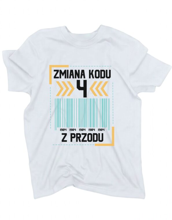 biała koszulka urodzinowa na 40 urodziny z grafiką przedstawiającą kod kreskowy i z napisem 'zmiana kodu 4 z przodu' zaprezentowana na płasko