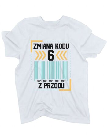 biała koszulka urodzinowa na 60 urodziny z grafiką przedstawiającą kod kreskowy i z napisem 'zmiana kodu 6 z przodu' zaprezentowana na płasko