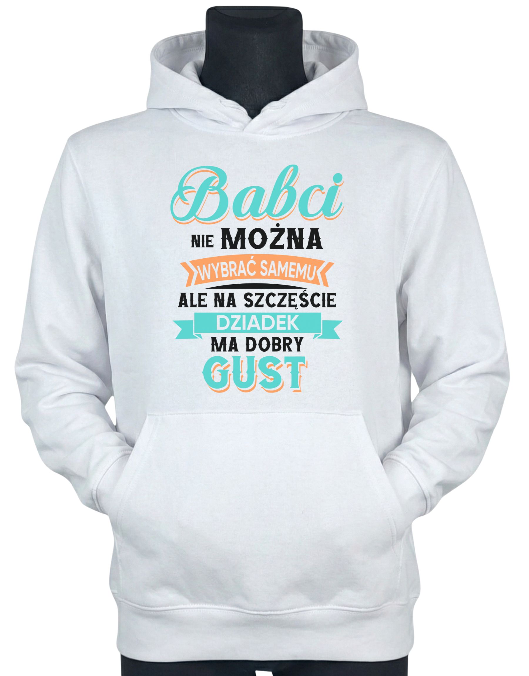 bluza-dla-babci-z-kapturem-babci-nie-mozna-zmienic-biala-manekin biała bluza dla babci z napisem 'Babci nie można wybrać samemu ale na szczęście dziadek ma dobry gust' zaprezentowana na manekinie