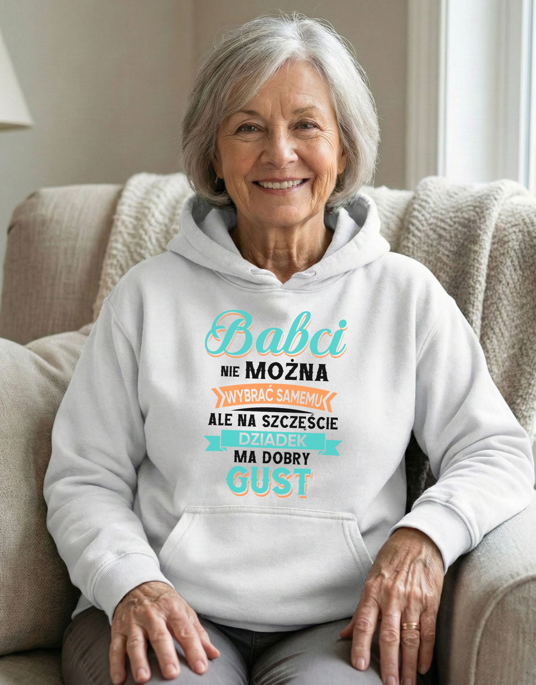 bluza-dla-babci-z-kapturem-babci-nie-mozna-zmienic-biala-model-1 biała bluza dla babci z napisem 'Babci nie można wybrać samemu ale na szczęście dziadek ma dobry gust' zaprezentowana na modelce