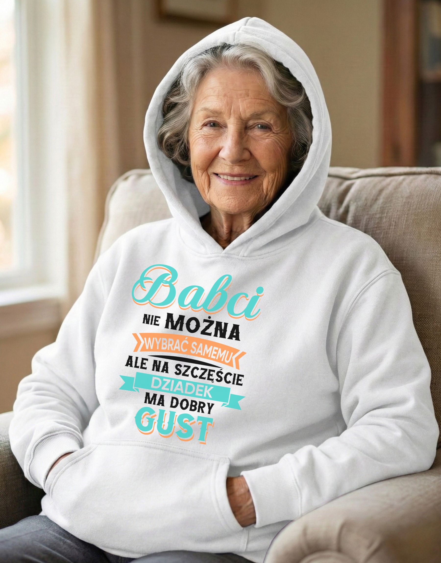 bluza-dla-babci-z-kapturem-babci-nie-mozna-zmienic-biala-model-2 biała bluza dla babci z napisem 'Babci nie można wybrać samemu ale na szczęście dziadek ma dobry gust' zaprezentowana na modelce