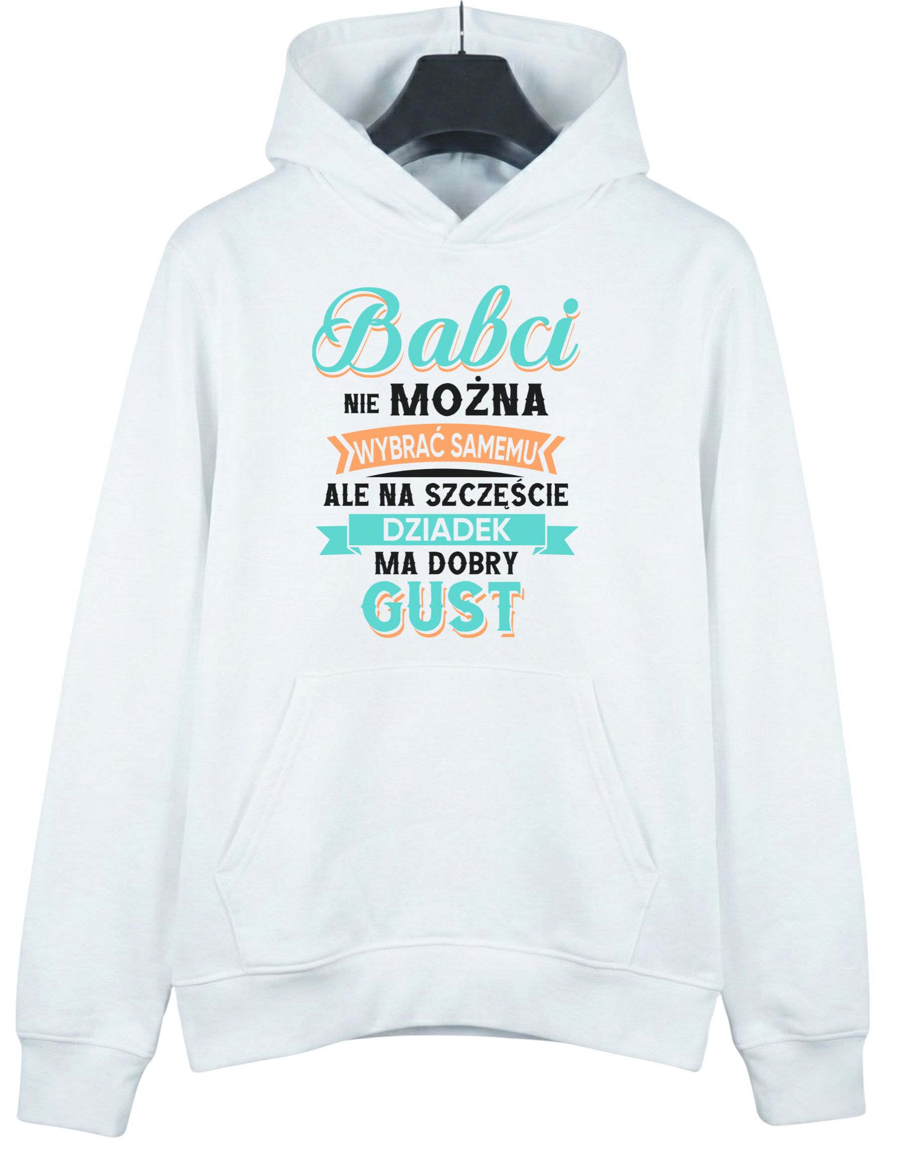 bluza-dla-babci-z-kapturem-babci-nie-mozna-zmienic-biala-wieszak biała bluza dla babci z napisem 'Babci nie można wybrać samemu ale na szczęście dziadek ma dobry gust' zaprezentowana na wieszaku