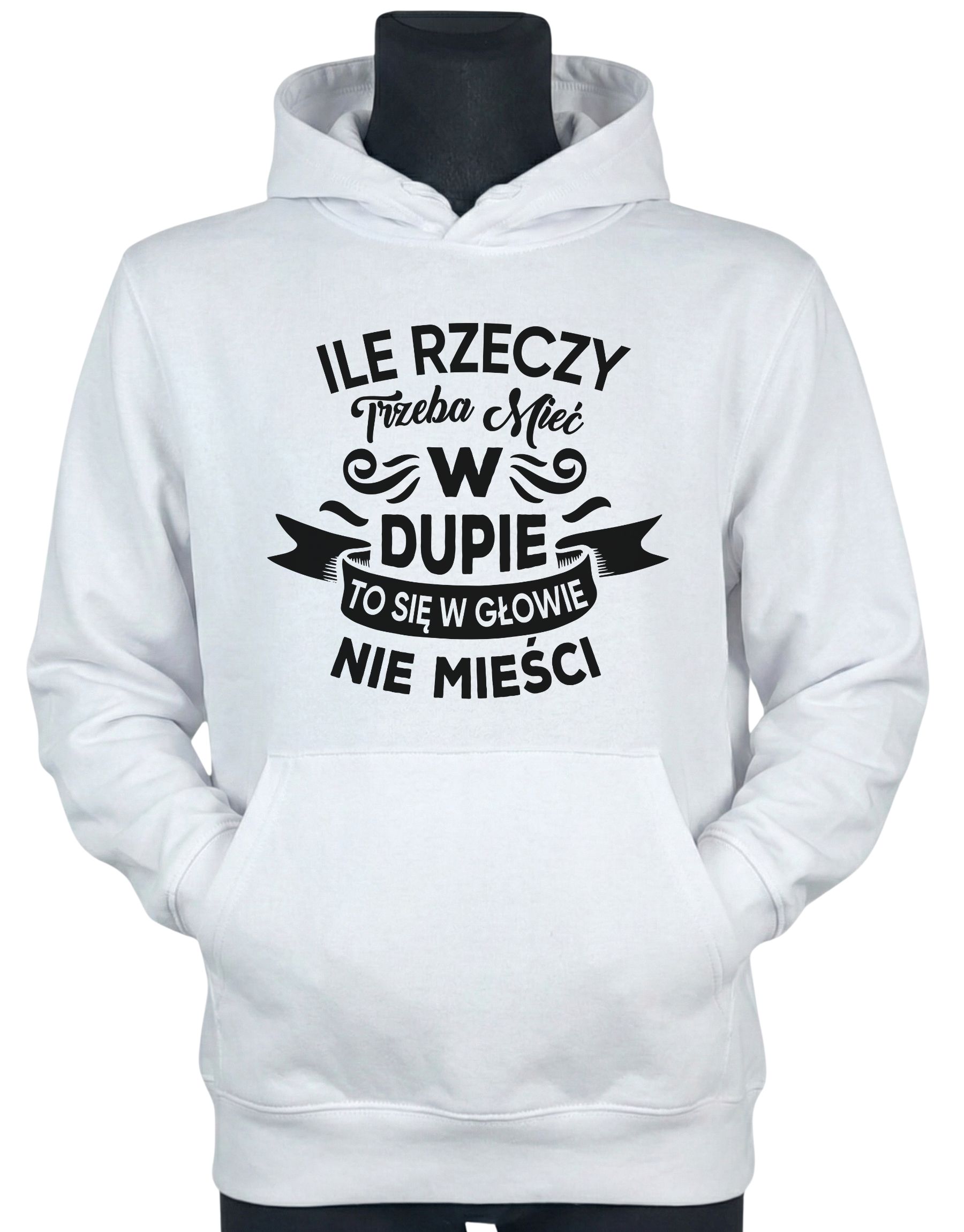 bluza-dla-chlopaka-z-kapturem-ile-rzeczy-biala-manekin biała bluza z napisem 'Ile rzeczy trzeba mieć w dupie to się w głowie nie mieści' zaprezentowana na manekinie