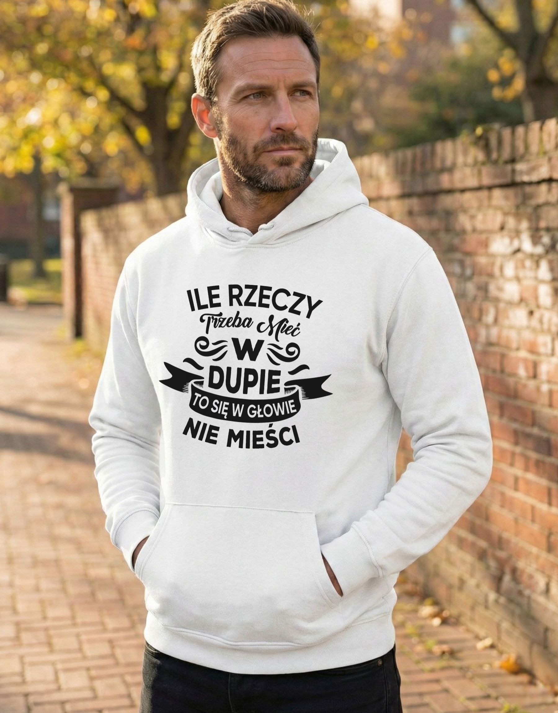bluza-dla-chlopaka-z-kapturem-ile-rzeczy-biala-model-1 biała bluza z napisem 'Ile rzeczy trzeba mieć w dupie to się w głowie nie mieści' zaprezentowana na modelu