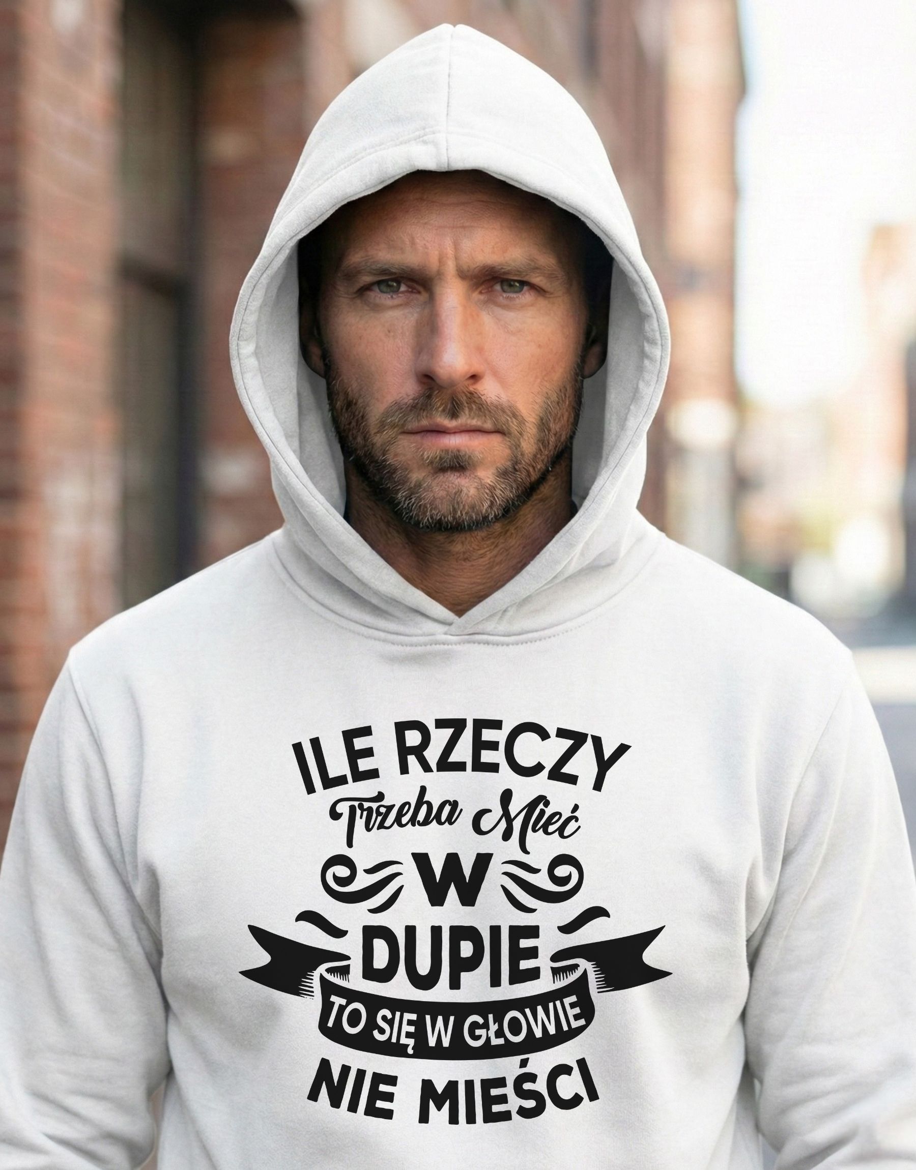 bluza-dla-chlopaka-z-kapturem-ile-rzeczy-biala-model-2 biała bluza z napisem 'Ile rzeczy trzeba mieć w dupie to się w głowie nie mieści' zaprezentowana na modelu