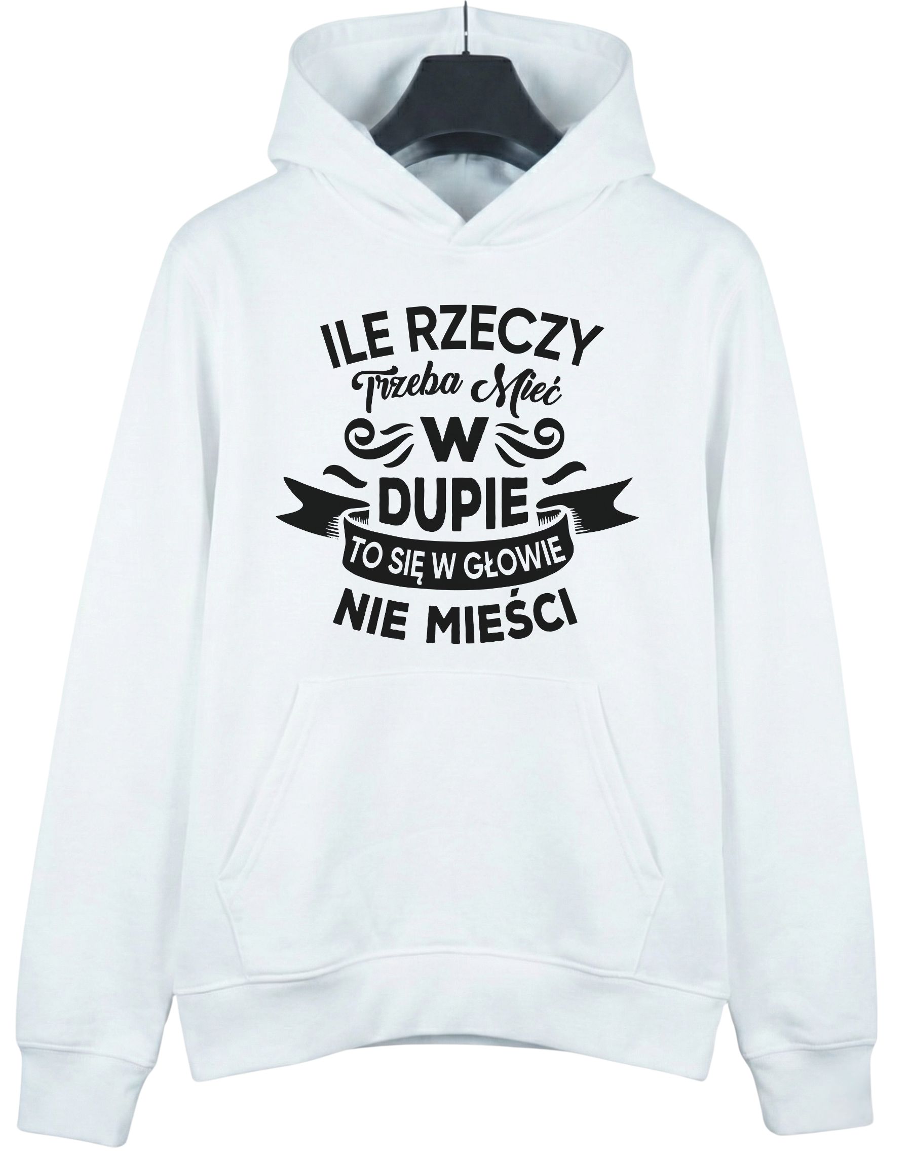 bluza-dla-chlopaka-z-kapturem-ile-rzeczy-biala-wieszak biała bluza z napisem 'Ile rzeczy trzeba mieć w dupie to się w głowie nie mieści' zaprezentowana na wieszaku