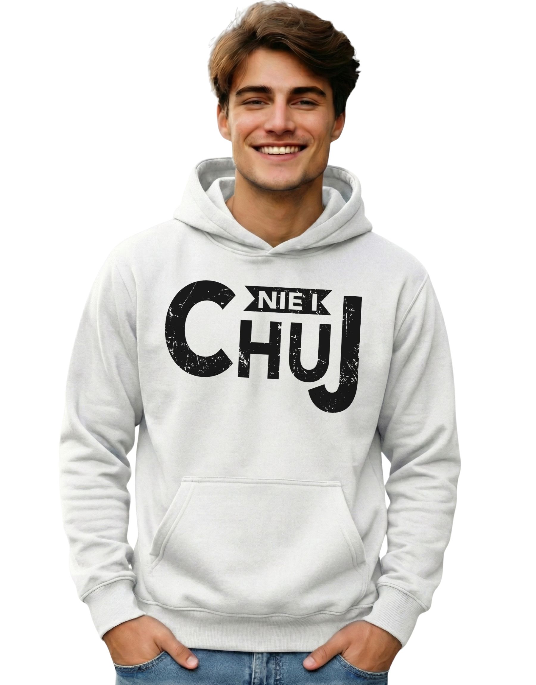 bluza-dla-chlopaka-z-kapturem-nie-i-chuj-biala-model-1 biała bluza z kapturem ze śmiesznym napisem 'Nie i chuj' zaprezentowana na modelu. Model nie ma kaptura na głowie