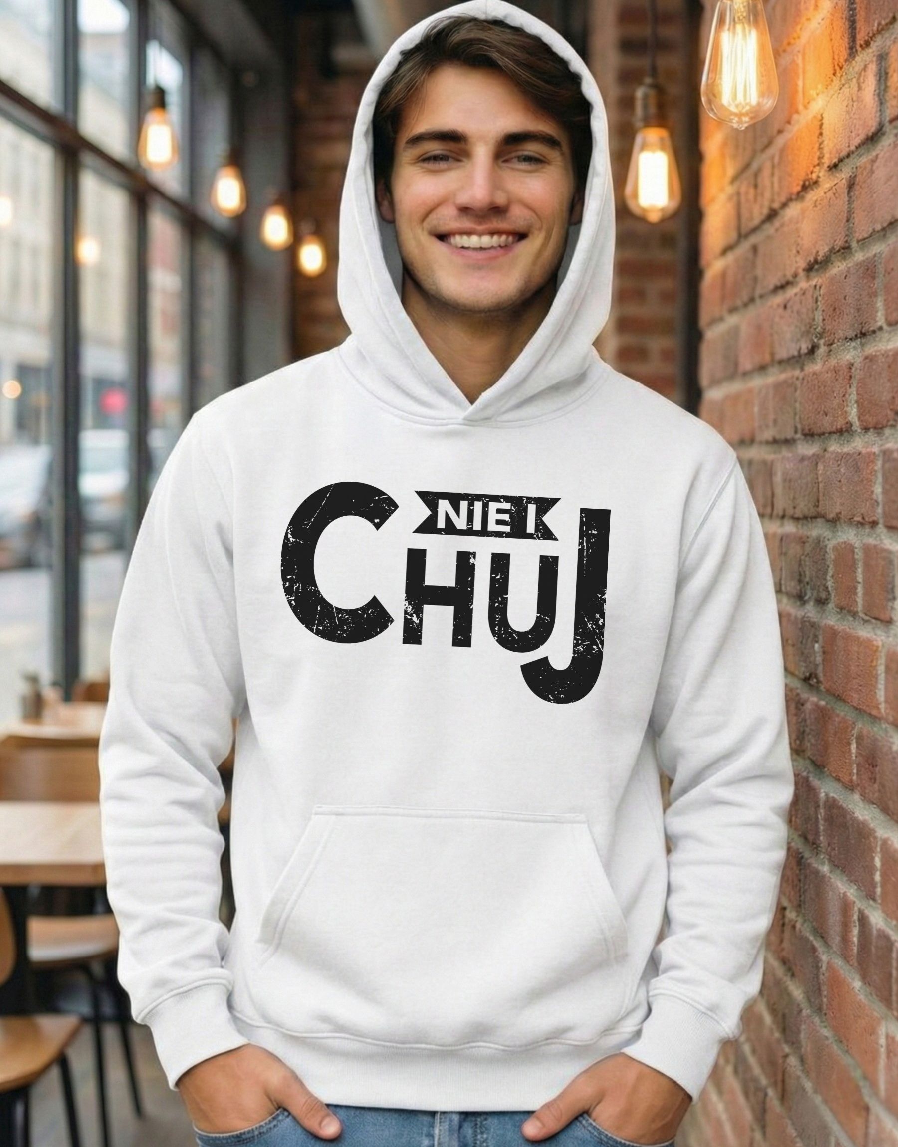 bluza-dla-chlopaka-z-kapturem-nie-i-chuj-biala-model-2 biała bluza z kapturem ze smiesznym napisem 'Nie i chuj' zaprezentowana na modelu z kapturem na głowie