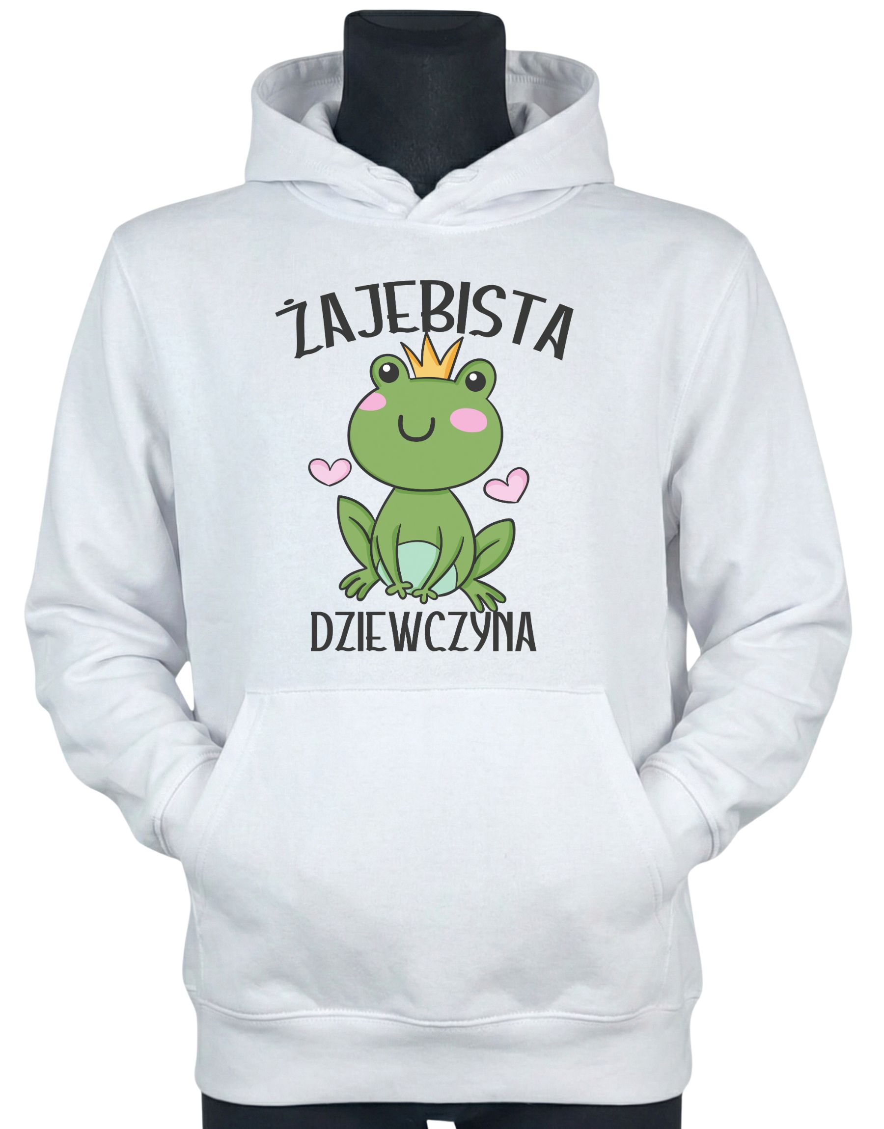 bluza-dla-dziewczyny-z-kapturem-zajebista-biala-manekin biała bluza dla dziewczyny z grafiką zielonej żabki w złotej koronie i z napisem 'Żajebista dziewczyna' zaprezentowana na manekinie