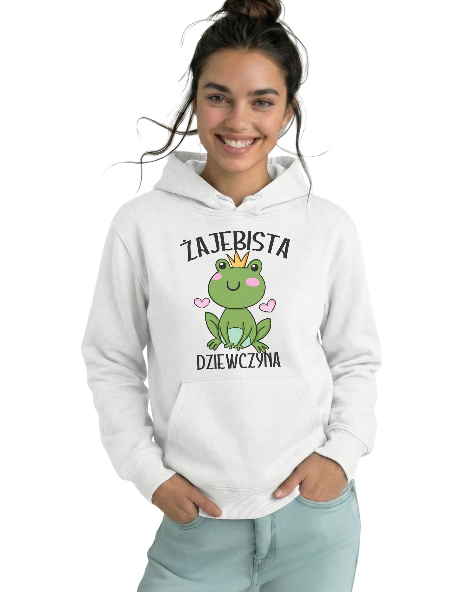 bluza-dla-dziewczyny-z-kapturem-zajebista-biala-model-1 biała bluza dla dziewczyny z grafiką zielonej żabki w złotej koronie i z napisem 'Żajebista dziewczyna' zaprezentowana na modelce