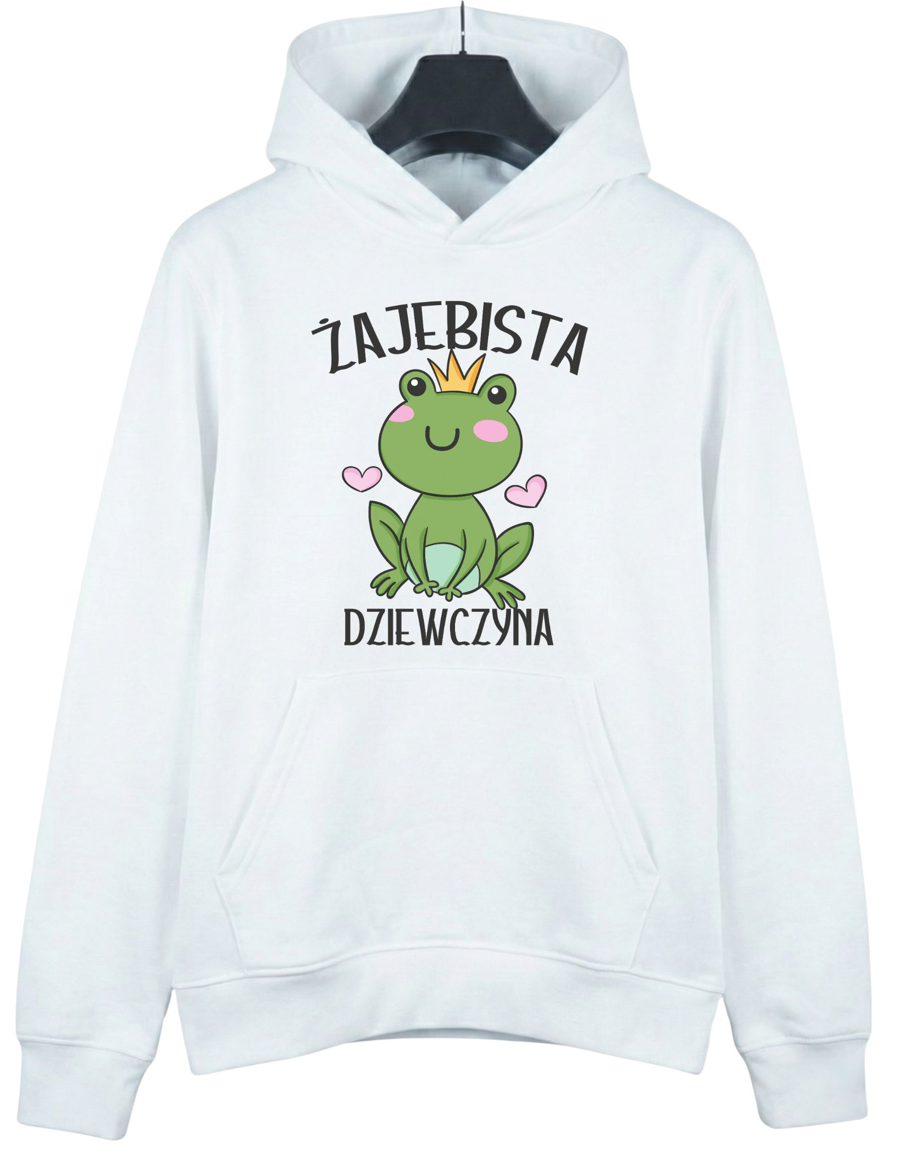 bluza-dla-dziewczyny-z-kapturem-zajebista-biala-wieszak biała bluza dla dziewczyny z grafiką zielonej żabki w złotej koronie i z napisem 'Żajebista dziewczyna' zaprezentowana na wieszaku