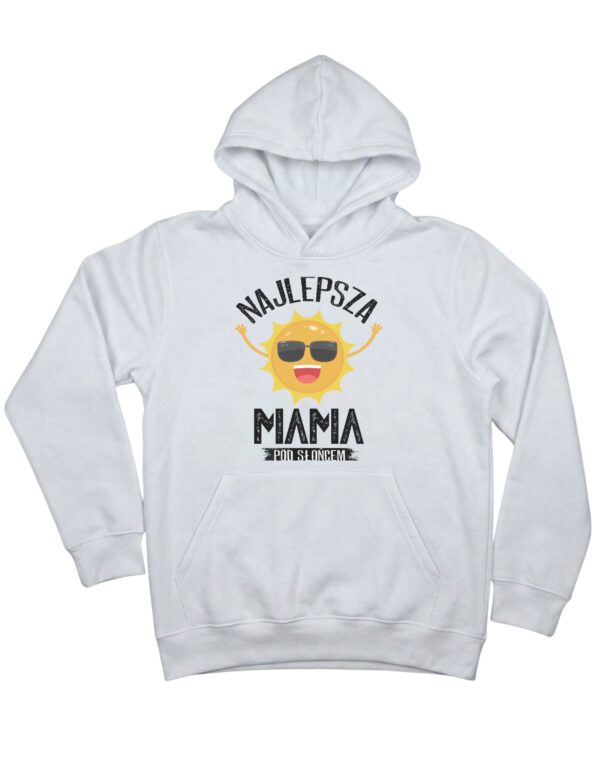 biała bluza dla mamy z kapturem z grafiką przedstawiającą uśmiechnięte słońce w okularach przeciwsłonecznych z napisem 'Najlepsza mama pod słońcem' zaprezentowana na płasko