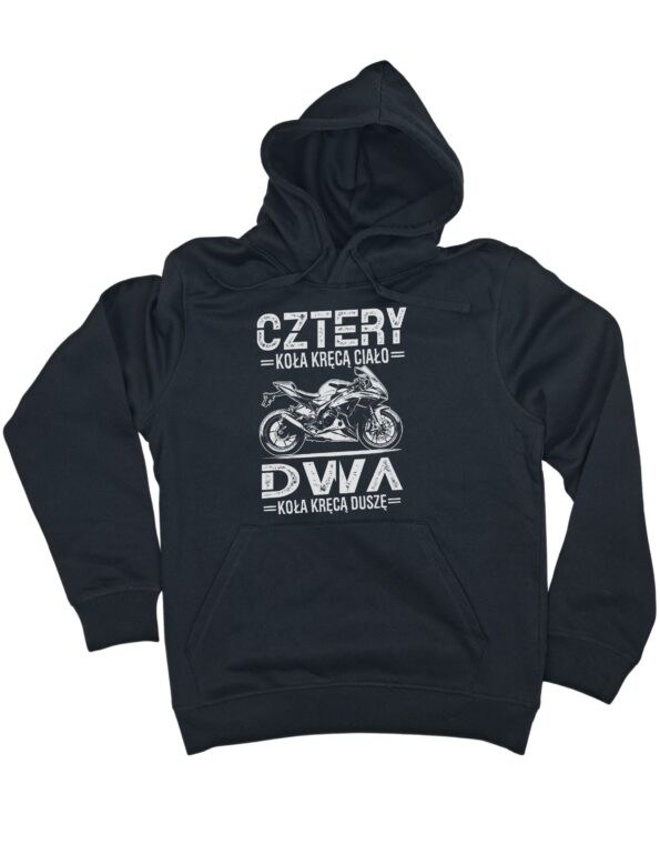 czarna bluza dla motocyklisty z kapturem z napisem 'Cztery koła kręcą ciało-dwa koła kręcą duszę' i grafiką przedstawiająca motocykl zaprezentowana na płasko