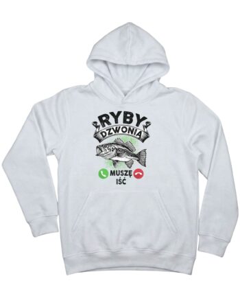 biała bluza z kapturem wędkarska ze śmiesznym napisem 'Ryby dzwonią-muszę iść', grafiką ryby oraz ikonami symbolizującymi odbieranie i odrzucanie połączeń telefonicznych zaprezentowana na płasko