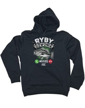 czarna bluza z kapturem wędkarska ze śmiesznym napisem 'Ryby dzwonią-muszę iść', grafiką ryby oraz ikonami symbolizującymi odbieranie i odrzucanie połączeń telefonicznych zaprezentowana na płasko
