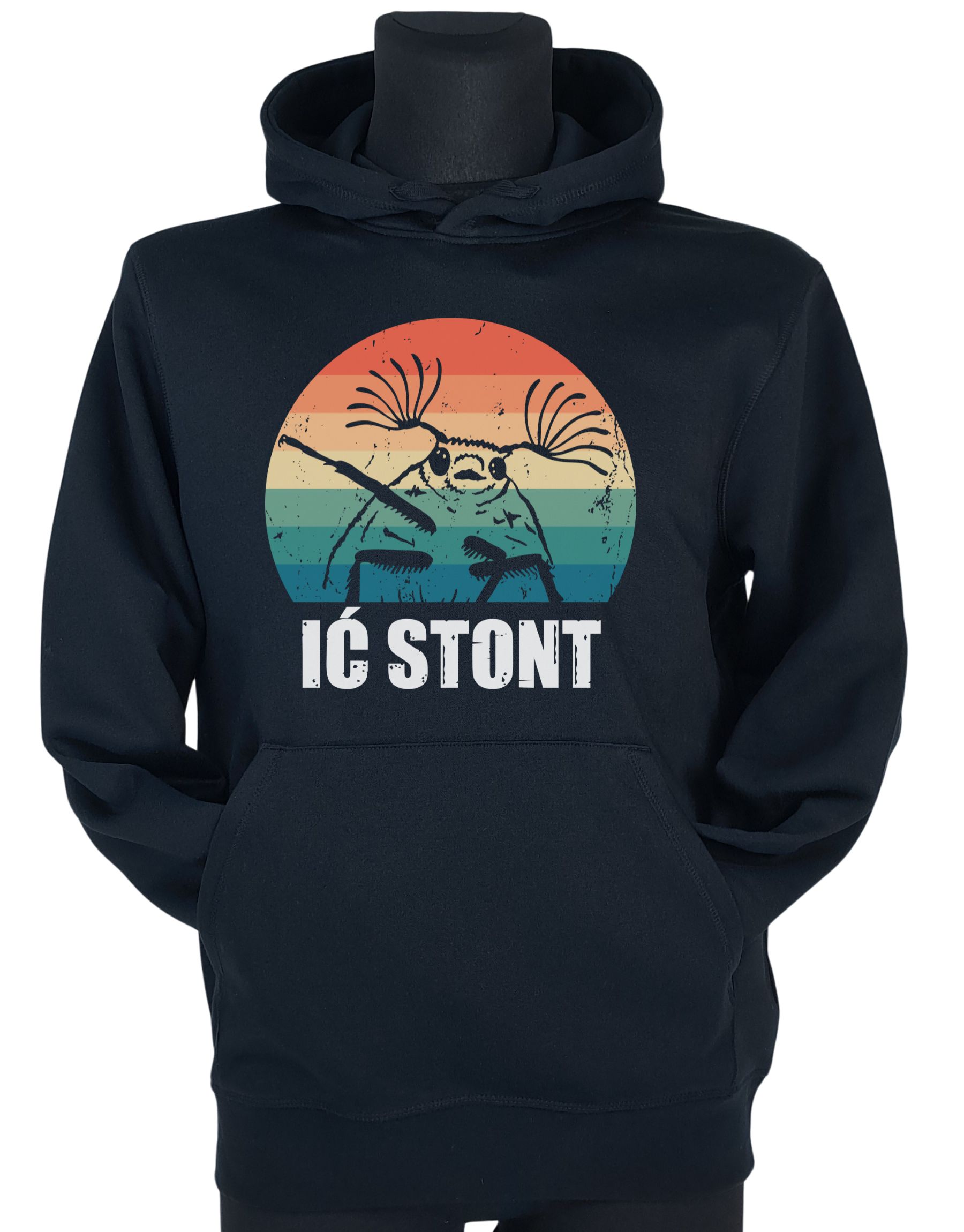 bluza-ic-stont-z-kapturem-czarna-manekin czarna bluza z kapturem z napisem 'Ić stont' zaprezentowana na manekinie