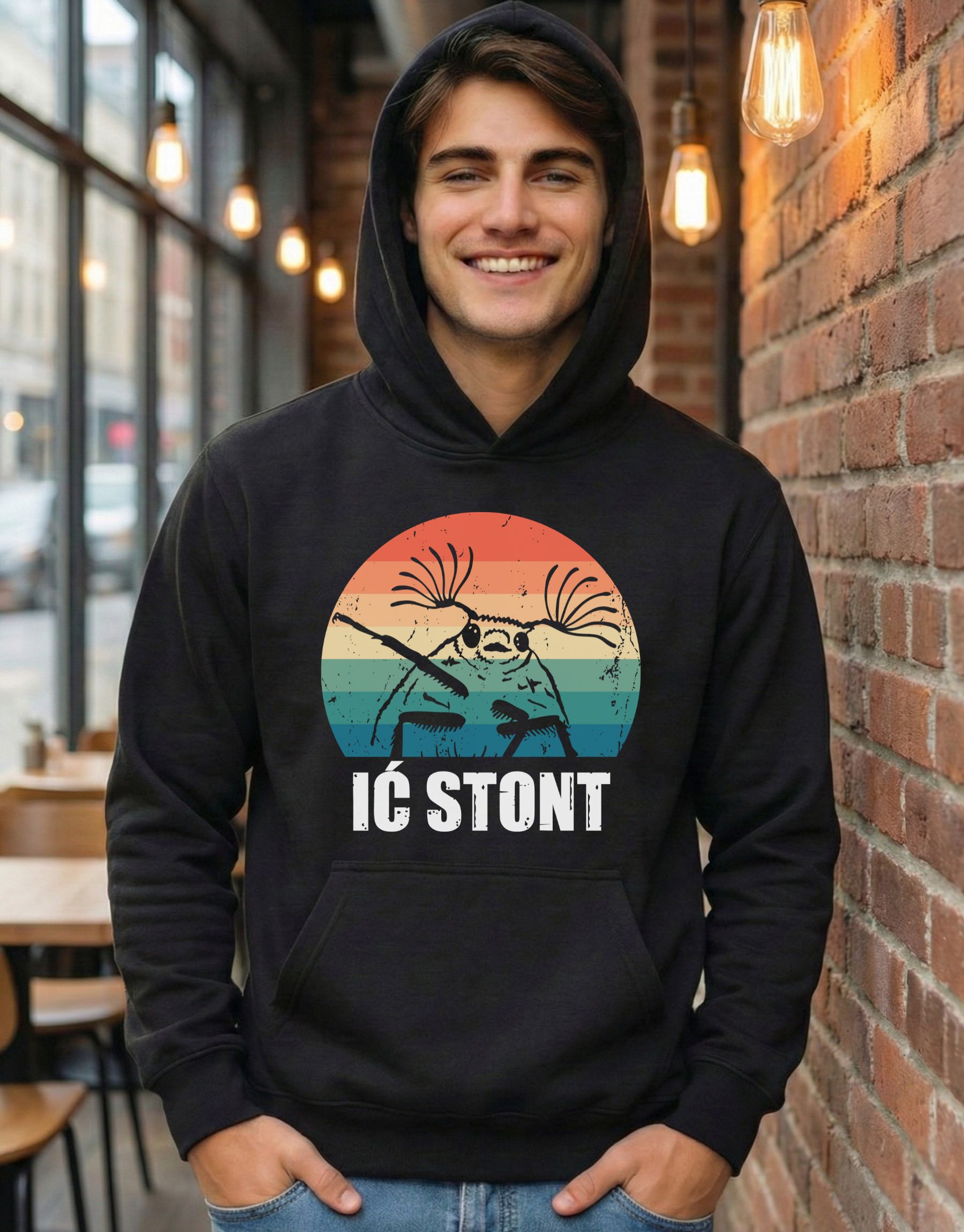 bluza-ic-stont-z-kapturem-czarna-model-1 czarna bluza z kapturem z napisem 'Ić stont' zaprezentowana na modelu