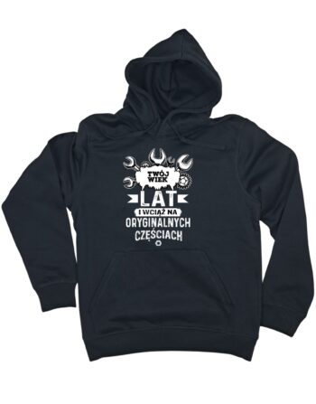 personalizowana czarna bluza z kapturem na urodziny z liczbą oznaczającą wiek i napisem 'lat i wciąż na oryginalnych częściach' zaprezentowana na płasko