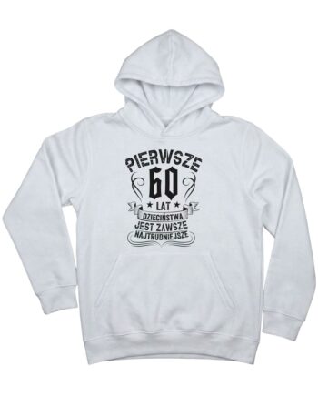 biała bluza z kapturem na urodziny z liczbą 60 oznaczającą wiek i napisem 'Pierwsze 60 lat dzieciństwa jest zawsze najtrudniejsze' zaprezentowana na płasko