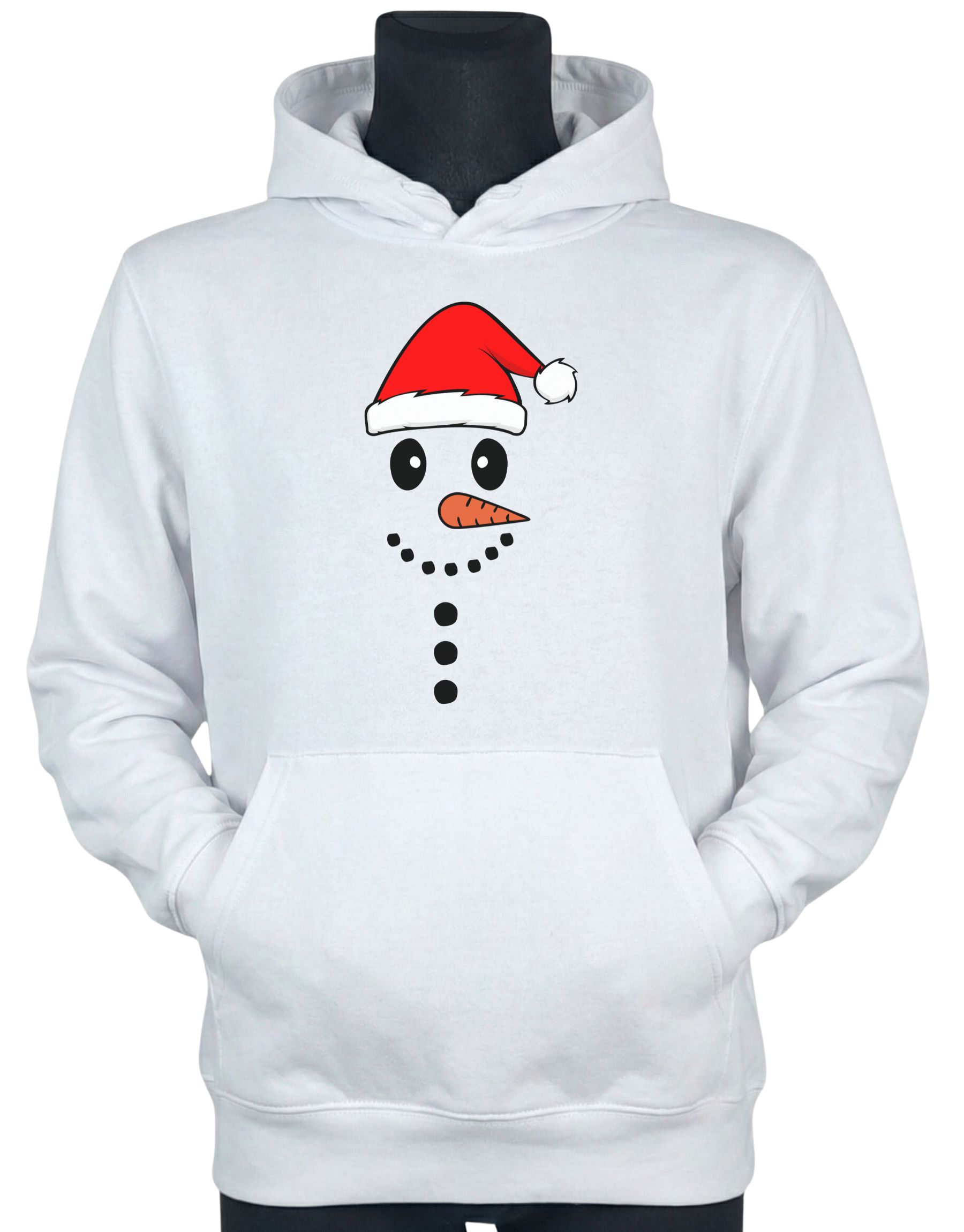 bluza-swiateczna-z-kapturem-balwan-biala-manekin biała bluza świąteczna z kapturem z grafiką przedstawiającą wesołego bałwana w czapce Świętego Mikołaja zaprezentowana na manekinie
