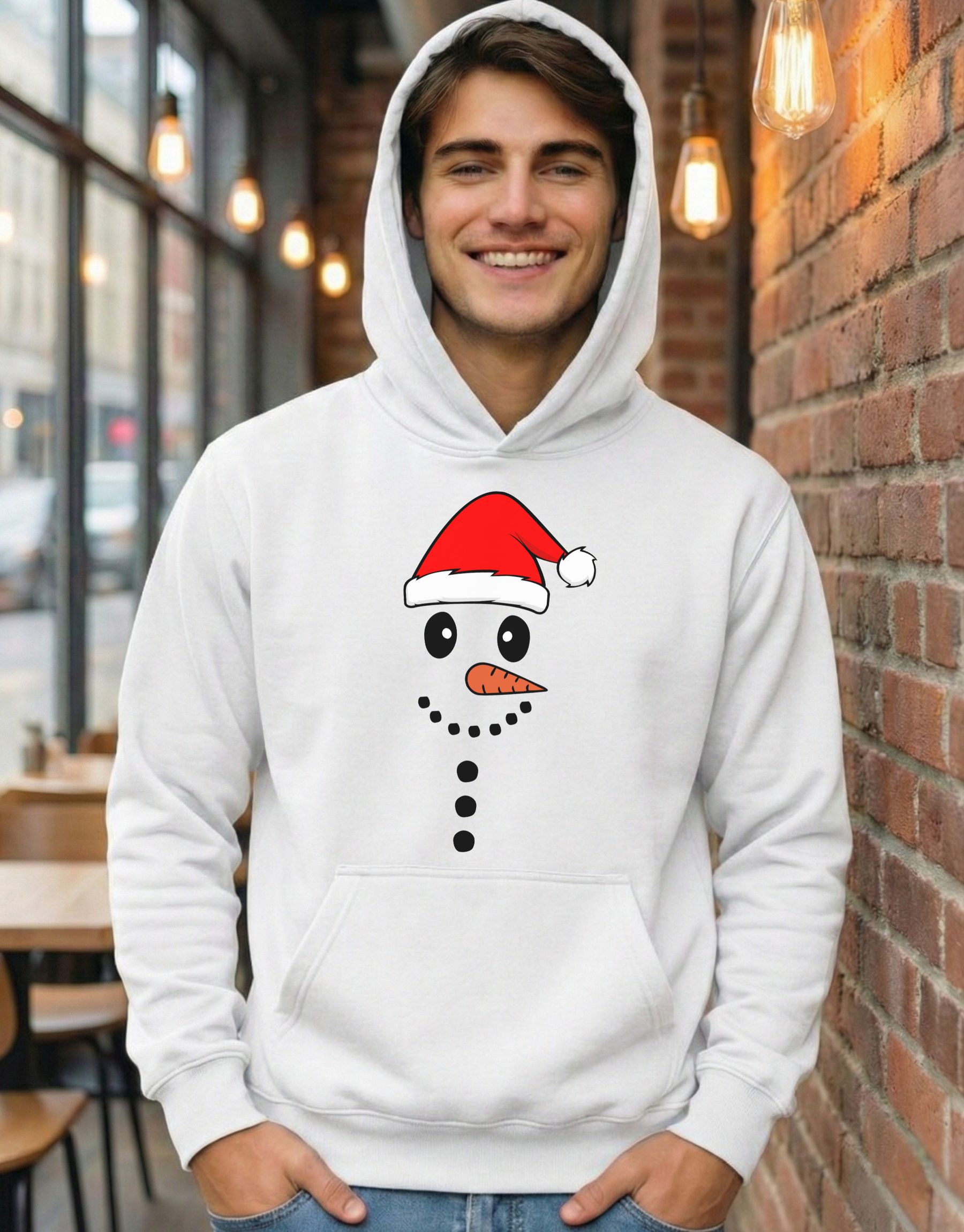 bluza-swiateczna-z-kapturem-balwan-biala-model-2 biała bluza świąteczna z kapturem z grafiką przedstawiającą wesołego bałwana w czapce Świętego Mikołaja zaprezentowana na modelu