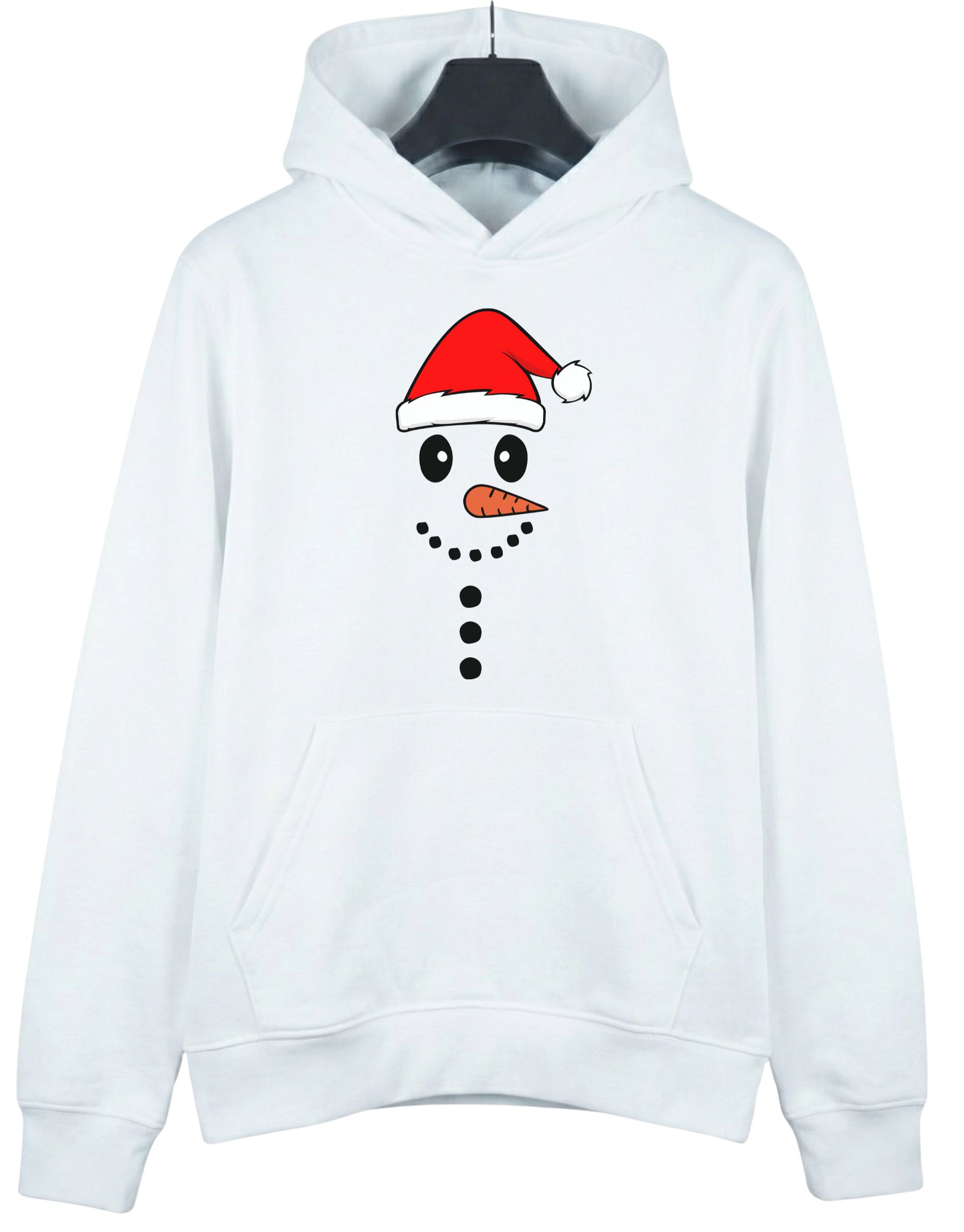 bluza-swiateczna-z-kapturem-balwan-biala-wieszak biała bluza świąteczna z kapturem z grafiką przedstawiającą wesołego bałwana w czapce Świętego Mikołaja zaprezentowana na wieszaku