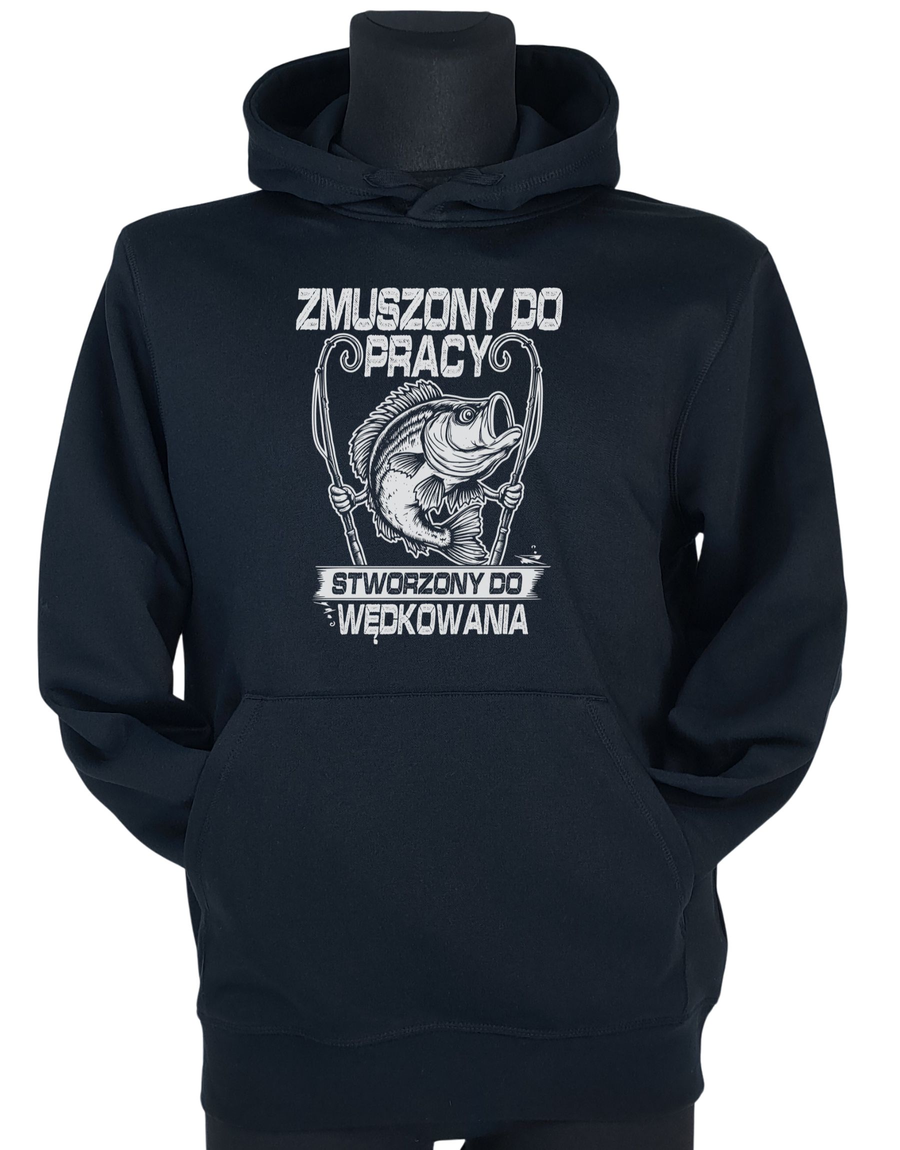 bluza-wedkarska-z-kapturem-do-wedkowania-czarna-manekin czarna bluza z kapturem dla wędkarza ze śmiesznym napisem 'Zmuszony do pracy-stworzony do wędkowania' i grafiką ryby zaprezentowana na manekinie